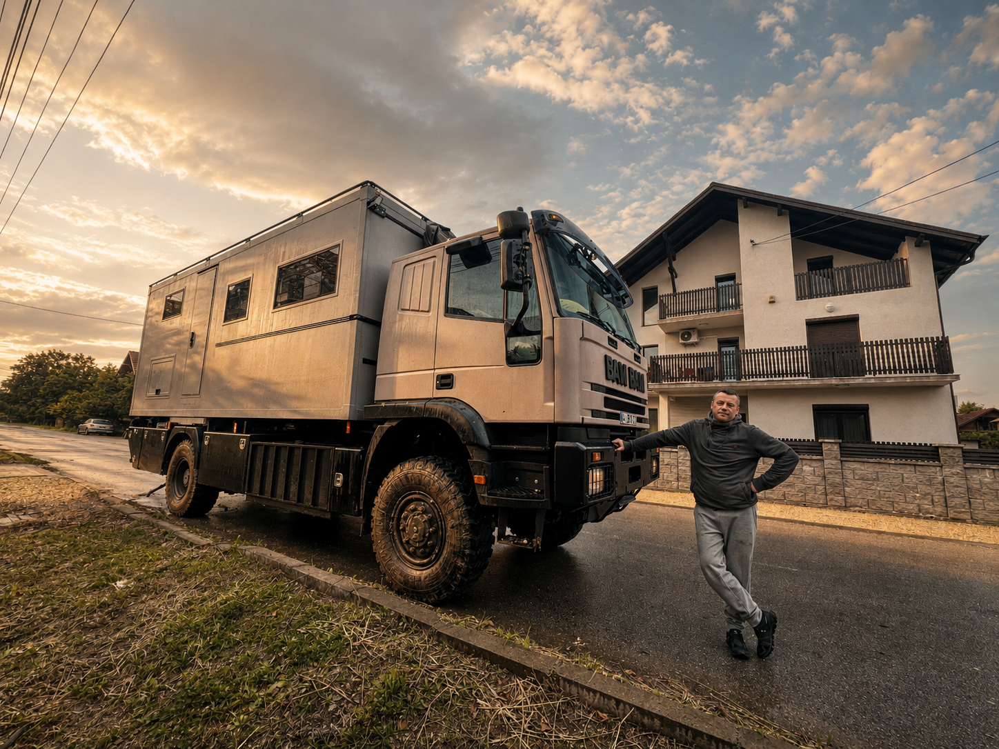 Sergej vor seinem Expeditionsmobil